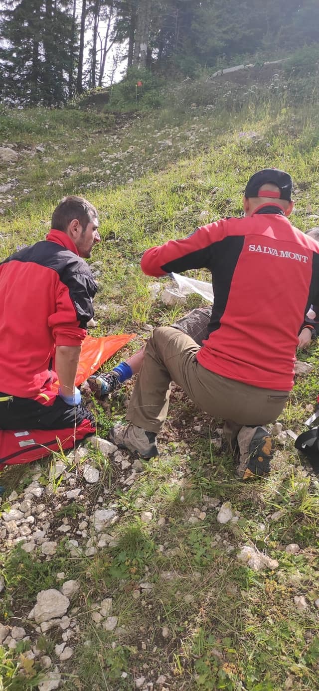 Prahova: Zeci de salvamontişti care au căutat timp de trei zile un turist rătăcit în Bucegi au aflat că bărbatul reuşise totuşi să ajungă acasă, dar nu i-a anunţat pe salvatori