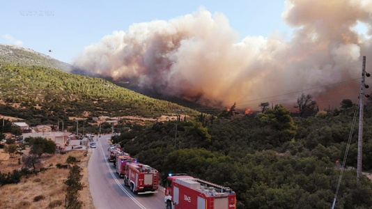 Pompierii români acţionează în Grecia într-o zonă încadrată la risc ridicat de incendiu. Noaptea trecută echipajele au asigurat protecţia unei mănăstiri la care exista riscul să ajungă flăcările
