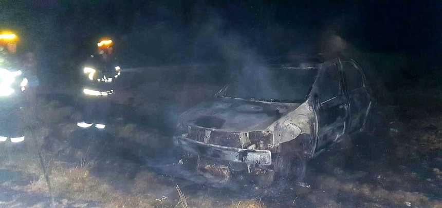 Giurgiu: Autoturism ars complet după ce şoferul a turat motorul pentru a putea ieşi de pe un câmp, iar vegetaţia uscată s-a aprins