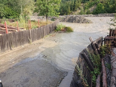 Vrancea - O viitură puternică pe râul Zăbala a distrus un pod important, în localitatea Nereju - FOTO