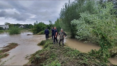150 de gospodării dintr-un cartier al Braşovului, inundate de revărsarea Ghimbăşelului. Jandarmii s-au alăturat pompierilor şi voluntarilor şi acţionează în zonă - FOTO