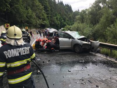 Mureş: Accident cu 13 victime pe DN 15, unde o maşină şi un microbuz s-au ciocnit  / Traficul în zonă este blocat