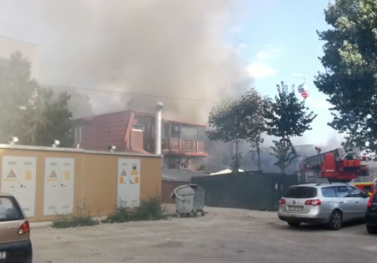 Incendiu puternic la Mamaia – focul se manifestă la două terase, cu posibilitate de propagare la a treia  - VIDEO