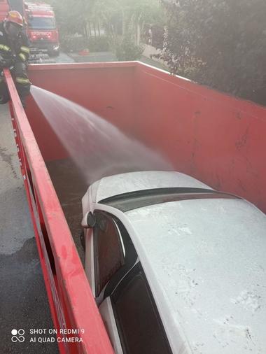 Intervenţie de stingere a unui incendiu izbucnit la un autoturism electric, în premieră pentru pompierii din Timiş - FOTO, VIDEO