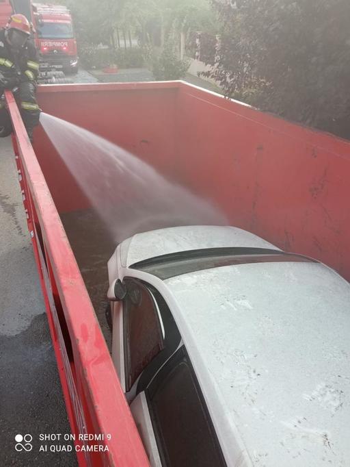Intervenţie de stingere a unui incendiu izbucnit la un autoturism electric, în premieră pentru pompierii din Timiş - FOTO, VIDEO