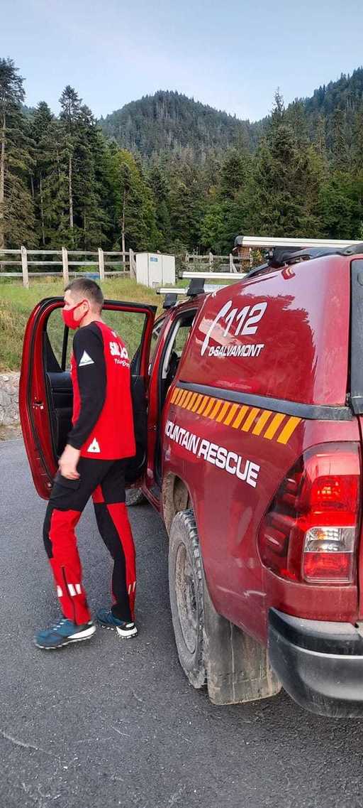  

Turistă care cobora din Postăvaru, rănită la o gleznă / Femeia, care nu avea echipament potrivit, este coborâtă de salvamontişti   