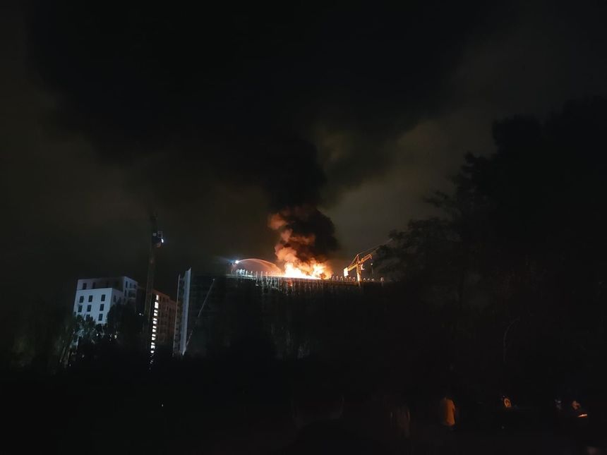 UPDATE - Incendiu la un bloc în construcţie din Bucureşti / Martorii vorbesc despre un zgomot puternic care s-a auzit / Incendiul este localizat - FOTO / VIDEO