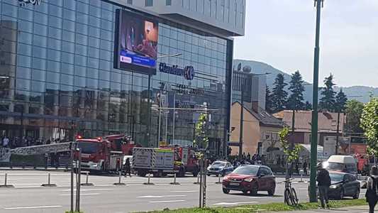 UPDATE - Incendiu la un mall din Braşov, pompierii intervenind cu mai multe autospeciale / Incendiul se manifestă pe un perete exterior, cu degajare de fum / 36 de angajaţi din zona de birouri s-au autoevacuat - FOTO / VIDEO
