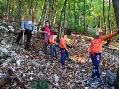 Braşov: Adult şi trei copii, recuperaţi de salvamontişti de pe Tâmpa unde au rămas blocaţi / Toţi erau în haine de oraş, fără echipamentul necesar 

 