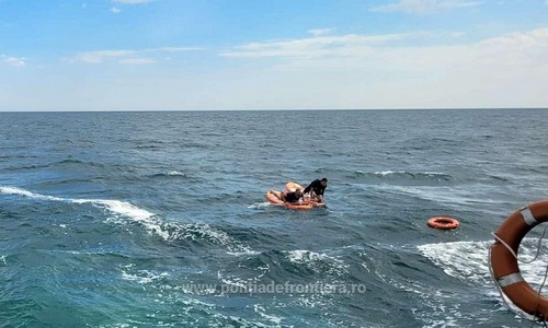 Şapte persoane care făceau surf în zona Olimp, salvate, după ce nu mai puteau ajunge la ţărm din cauza vântului puternic - VIDEO, FOTO