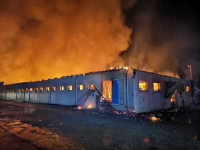 Incendiu la o fabrică de pâine din judeţul Constanţa / Focul se manifestă pe 1.400 de metri pătraţi / Nu sunt anunţate victime - FOTO / VIDEO
