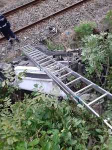 Vâlcea: Accident pe centura oraşului Călimăneşti, o maşină cu patru persoane a căzut de pe şosea pe calea ferată - VIDEO  