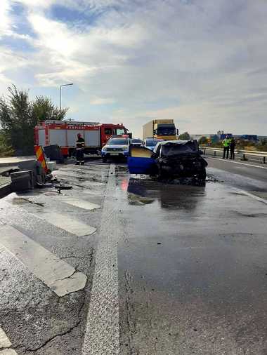 Giurgiu: Accident între un autoturism şi un autocar cu 30 de pasageri, pe autostrada A 1/ În urma impactului, autoturismul a luat foc - FOTO