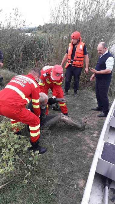 Vâlcea: Bărbat prins în nămol pe malul Oltului, salvat de pompieri/ Este vorba despre un om al străzii, care nu a putut spune ce făcea acolo - VIDEO