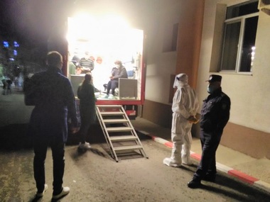 Avalanşă de pacienţi cu COVID-19 în noaptea de vineri spre sâmbătă la spitalul de Boli Infecţioase din Iaşi. Ambulanţele au stat la coadă în curtea unităţii medicale