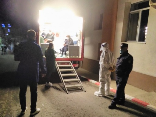 Avalanşă de pacienţi cu COVID-19 în noaptea de vineri spre sâmbătă la spitalul de Boli Infecţioase din Iaşi. Ambulanţele au stat la coadă în curtea unităţii medicale