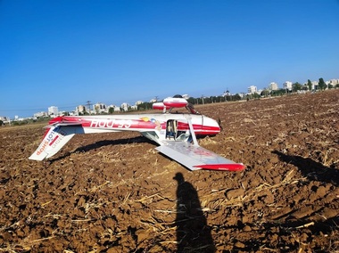 Aterizare forţată a unui avion de mici dimensiuni, lângă Ploieşti. Pilotul şi încă o persoană au răni superficiale - FOTO
