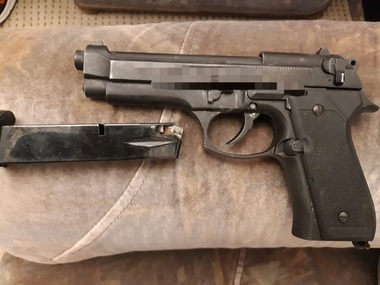 Dolj: Un bărbat de 38 de ani a fost reţinut, după ce a ameninţat cu un pistol o tânără de 19 ani, pe o stradă din Băileşti
