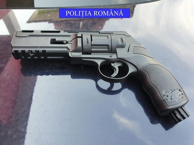 Olt: Un bărbat de 32 de ani a fost arestat preventiv, după ce a împuşcat trei bărbaţi cu o armă neletală. Victimele au fost duse la spital 