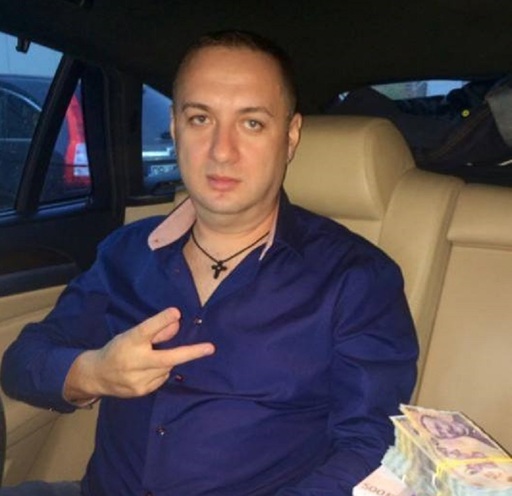 Leo de la Strehaia, mama sa şi un alt bărbat, reţinuţi de poliţişti după ce au fost condamnaţi la închisoare pentru evaziune fiscală