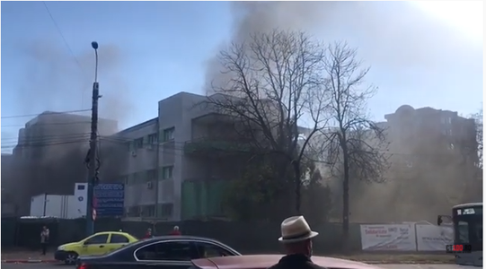 UPDATE - Incendiu la Secţia ATI a Spitalului de boli infecţioase din Constanţa - Procurorul de caz spune că sunt 7 persoane decedate / Spitalul, evacuat / Rudele victimelor reclamă faptul că nu primesc informaţii - VIDEO, FOTO