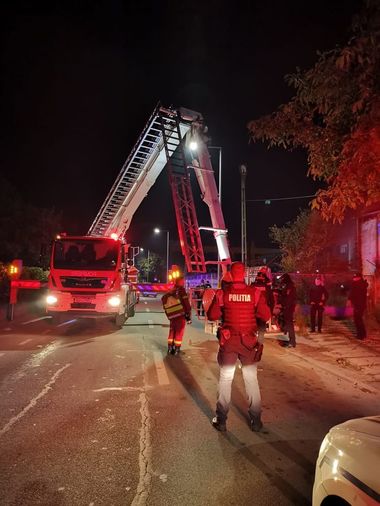 Bistriţa-Năsăud: Un tânăr suspectat de şantaj şi care era urmărit de poliţişti s-a urcat pe un stâlp de electricitate, ameninţând că se sinucide / Tânărul a fost convins să coboare de către un negociator 