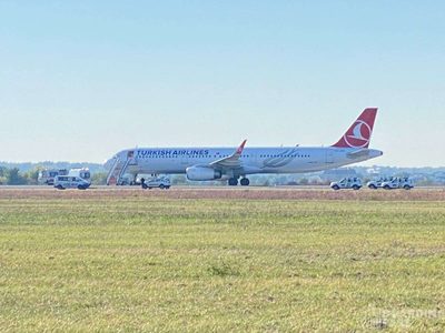 Aterizare de urgenţă a unui avion la Bucureşti - Unui pasager i s-a făcut rău  