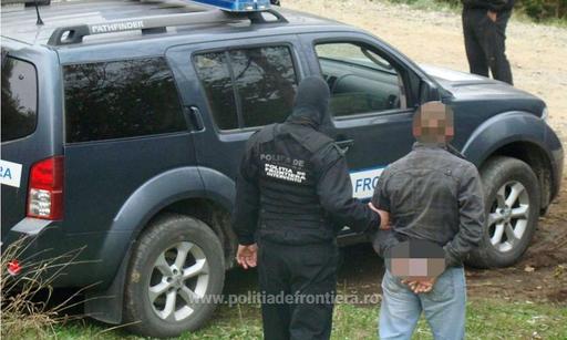 Un bărbat din Suceava, urmărit general întrucât fusese condamnat la închisoare pentru infracţiuni rutiere, furt şi fapte de violenţă, a fost prins când încerca să intre în ţară ascuns într-o maşină