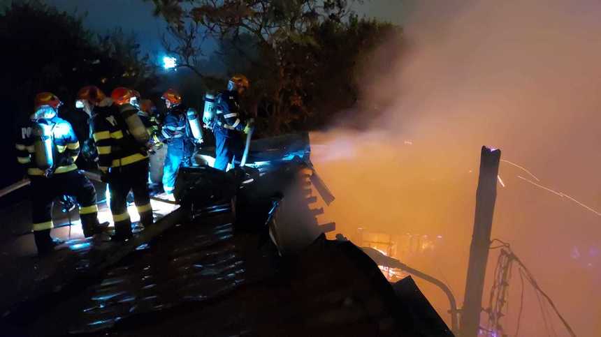 Incendiu puternic în Bucureşti - Focul a pornit de la o casă şi s-a extins la acoperişul alteia / Pericol de extindere la un service auto - FOTO / VIDEO

 