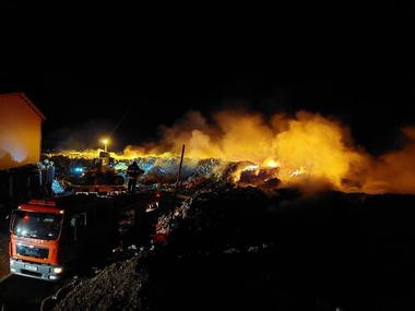 UPDATE - Tulcea: Incendiu de proporţii la un depozit de deşeuri, în apropierea staţiei de sortare / Ard cu flacără deschisă deşeuri reciclabile / Fumul nu pune în pericol locuitorii oraşului  - FOTO / VIDEO