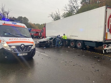Argeş: Doi răniţi, după ce remorca unui TIR a intrat pe contrasens într-o curbă, unde a lovit un autoturism
 - FOTO, VIDEO