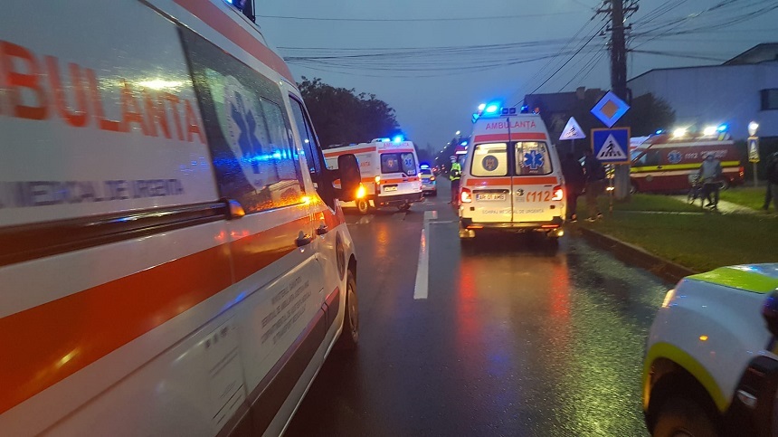 UPDATE - Arad - Şapte persoane rănite în urma unui accident în care au fost implicate un microbuz şi un autoturism. A fost activat Planul roşu de Intervenţie / Precizările IPJ Arad - FOTO, VIDEO