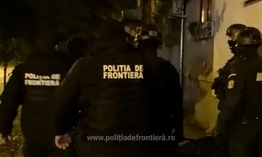 Percheziţii la o reţea infracţională specializată în trafic de migranţi. Migranţii plăteau între 1.000 şi 2.000 de euro

