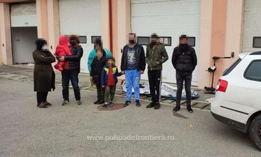 Două familii de migranţi care au traversat Dunărea cu o barcă gonflabilă, prinse de poliţiştii de frontieră în Caraş-Severin