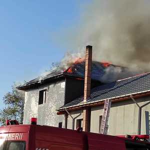 Constanţa: Incendiu la o mănăstire din Agigea. Arde acoperişul unei clădiri pentru cazare 