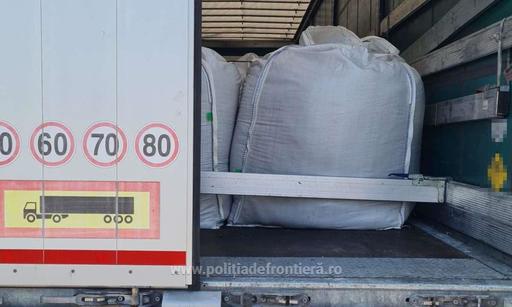 Giurgiu: Peste 47 de tone de deşeuri din diferite materiale, oprite la intrarea în ţară întrucât şoferii nu au prezentat documentele legale - VIDEO