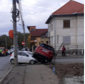 Accident între două maşini în municipiul Sibiu, în care au fost implicate mai multe persoane, între care trei copii / O fetiţă de 9 ani şi o femeie, rănite  