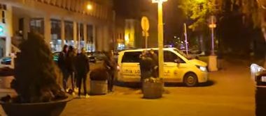 Scandal în centrul Timişoarei, după ce un bărbat care consumase alcool a atacat doi poliţişti locali 