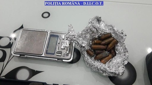 Dâmboviţa: Patru persoane, între care un minor, inculpate pentru trafic de droguri de risc. Substanţele erau îngropate în pământ pentru a nu fi descoperite la eventuale percheziţii 