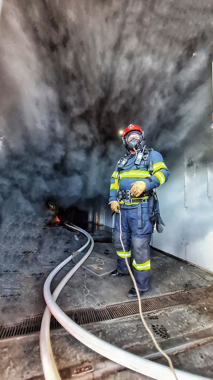 Incendiu la un depozit comercial din Târgu Mureş/ Pompierii, nevoiţi să intervină cu aparate de respirat din cauza fumului foarte dens - FOTO