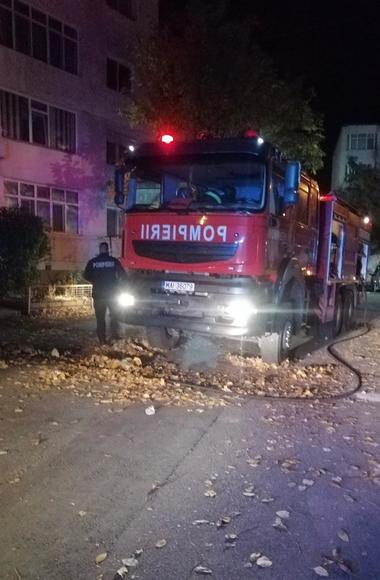 Tulcea: O fată de aproximativ 15 ani a sărit de la etaj, după ce un apartament a luat foc. Alte două persoane au fost duse la spital intoxicate cu fum