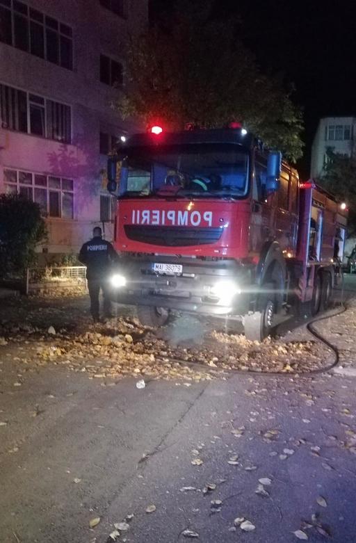Tulcea: O fată de aproximativ 15 ani a sărit de la etaj, după ce un apartament a luat foc. Alte două persoane au fost duse la spital intoxicate cu fum