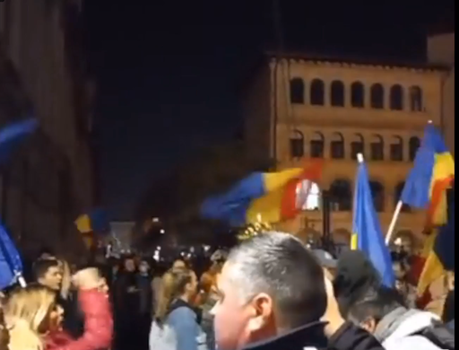 Jandarmii au aplicat 40 de sancţiuni după protestul faţă de vaccinare din Piaţa Universităţii / Cele mai multe amenzi, pentru că nu s-a purtat masca de protecţie  

