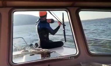 Un bărbat care făcea kite-surfing pe Dunăre, salvat de poliţiştii de frontieră