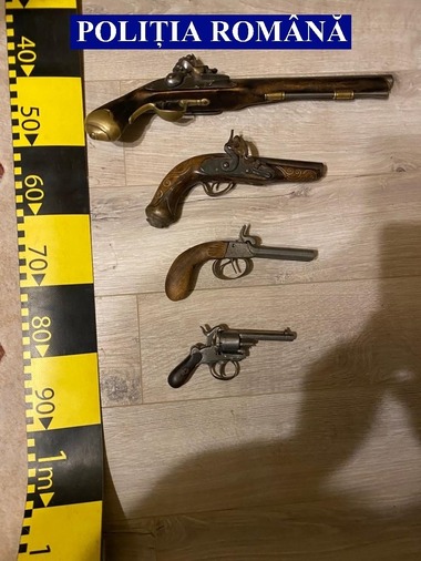 Percheziţie la Timişoara, la locuinţa unui bărbat care deţinea ilegal mai multe arme