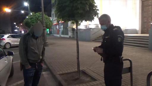 Un bărbat care trebuia să fie în carantină în Oradea, găsit de jandarmi în gara din Arad. El le-a spus că dorea să meargă la slujbă la o mănăstire. Bărbatul, amendat cu 2.000 de lei