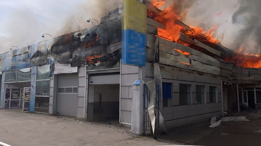 Incendiu la un service auto din Curtea de Argeş - FOTO
