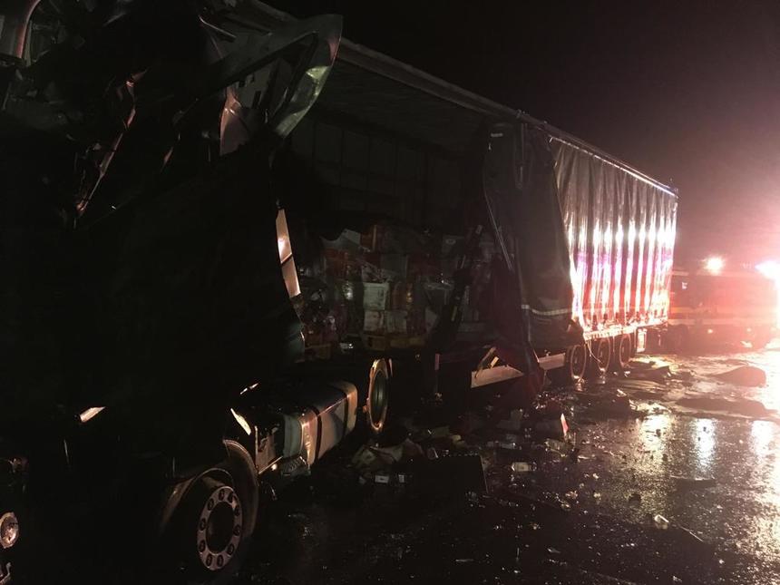 Accident între două camioane pe DN 1, în judeţul Braşov. Unul dintre şoferi are un braţ amputat, iar medicii l-au resuscitat - FOTO, VIDEO