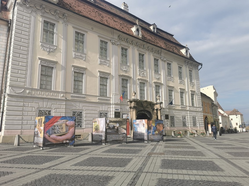 Sibiu: Persoane care acopereau cu grafitti peretele unui magazin, surprinse de camerele de supraveghere din oraş / Suspecţii au fost prinşi în flagrant / Şase persoane din judeţele Sibiu, Tulcea, Gorj, Ilfov şi municipiul Bucureşti, cercetate - VIDEO