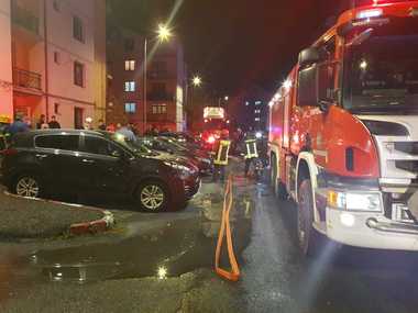 Braşov: Zeci de locatari ai unui bloc din Săcele, evacuaţi în urma unui incendiu izbucnit într-un apartament/ Focul ar fi fost pus de un bărbat, acesta fiind dus la audieri - FOTO, VIDEO